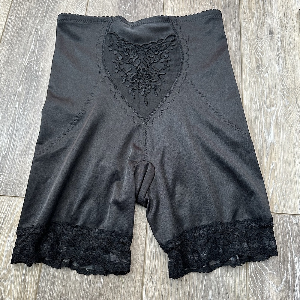 🛍️ Secret Treasures black large excellent condition.